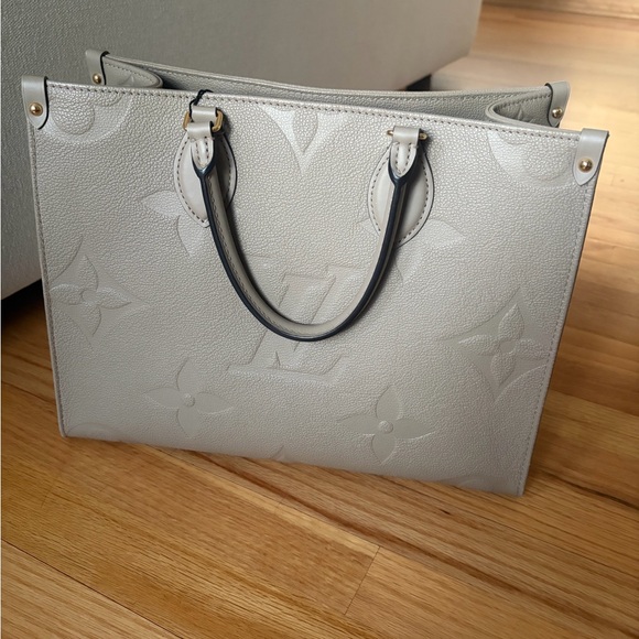 Authentic Louis Vuitton Turtledove Giant Monogram On the Go MM Tote - Picture 2 of 16